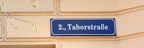 Hausmauer mit Schild "Taborstraße"