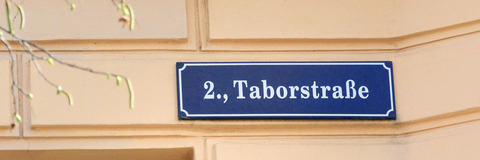 Hausmauer mit Schild "Taborstraße"