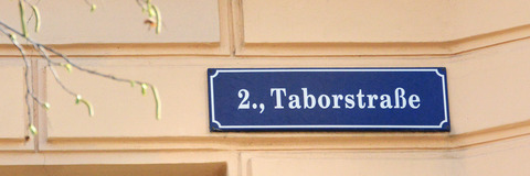 Hausmauer mit Schild "Taborstraße"