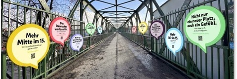 Brückengeländer mit Sprechblasen