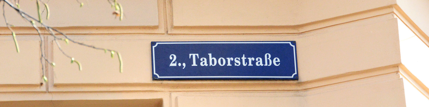 Nahaufnahme eines Gebäudes mit Straßenschild "Taborstraße"