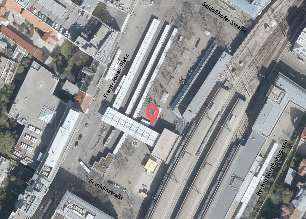 Standort des Ideenmarktstands am Franz-Jonas-Platz zwischen Vordach und Baumreihe